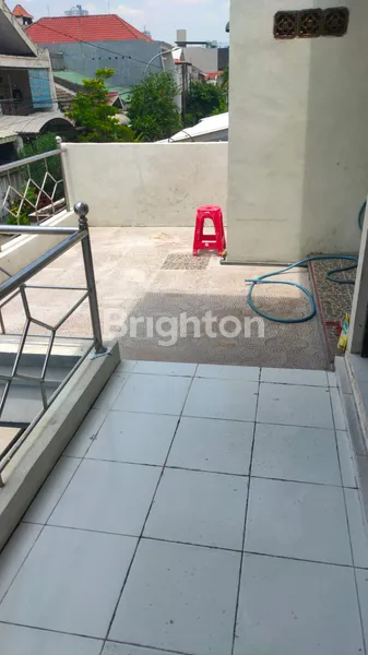 image HUNIAN NYAMAN & TERAWAT 2 LANTAI LOKASI STRATEGIS DEKAT MALL CIPUTRA WORLD SURABAYA (8)