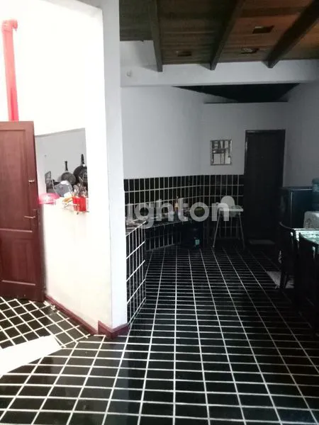 image RUMAH SULTAN 2TINGKAT DI KAWASAN ELITE SEI BATANG SERANGAN MEDAN DENGAN NUANSA KLASIK YANG SIAP HUNI DAN SANGAT NYAMAN UNTUK DITEMPATI (5)