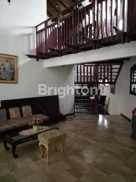 image RUMAH SULTAN 2TINGKAT DI KAWASAN ELITE SEI BATANG SERANGAN MEDAN DENGAN NUANSA KLASIK YANG SIAP HUNI DAN SANGAT NYAMAN UNTUK DITEMPATI (4)