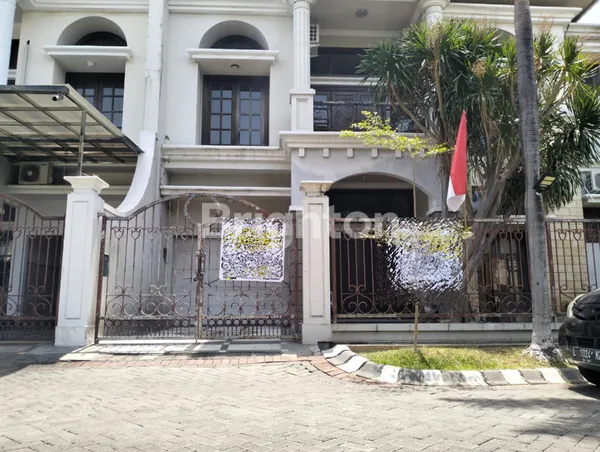 image FOR SALE — RUMAH MEWAH DI CENTRAL PARK KLAMPIS HUNIAN EKSKLUSIF DENGAN LINGKUNGAN TENANG, AMAN, DAN STRATEGIS DI SURABAYA TIMUR. (1)