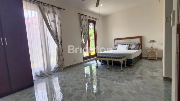 image VILLA 15 ARE DENGAN KOLAM RENANG & GARASI BESAR (6)