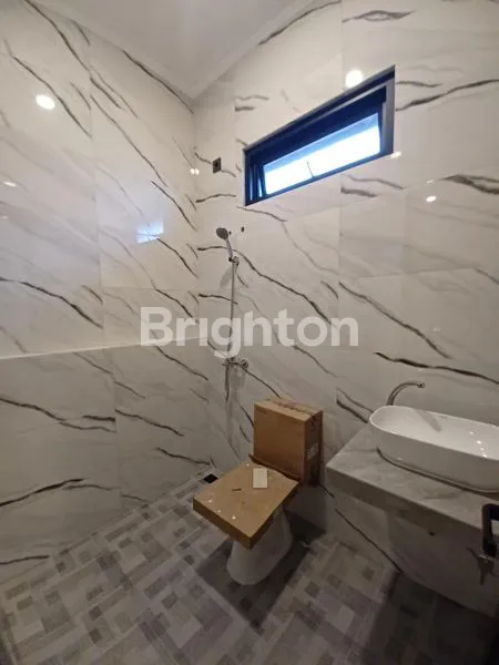 image RUMAH HOOK NEW GRESS 2 LANTAI DI MANYAR JALAN LEBAR 4 MOBIL, DEKAT KLAMPIS, NGINDEN, WISMA MUKTI (4)