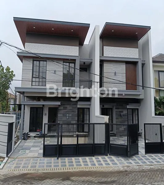 image RUMAH HOOK NEW GRESS 2 LANTAI DI MANYAR JALAN LEBAR 4 MOBIL, DEKAT KLAMPIS, NGINDEN, WISMA MUKTI (7)