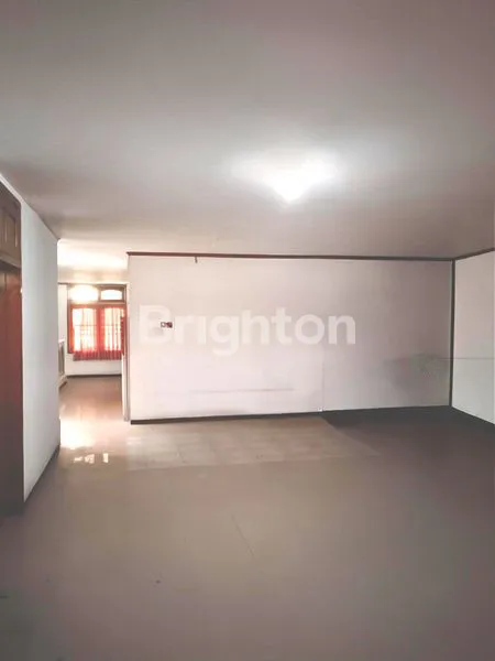image RUMAH 3 LANTAI LT 300M² DI DUKUH KUPANG (8)