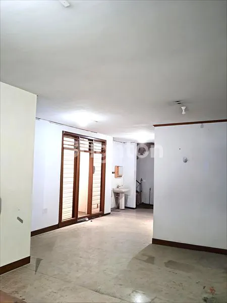 image RUMAH 3 LANTAI LT 300M² DI DUKUH KUPANG (6)