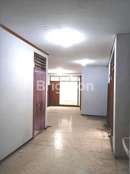 image RUMAH 3 LANTAI LT 300M² DI DUKUH KUPANG (4)