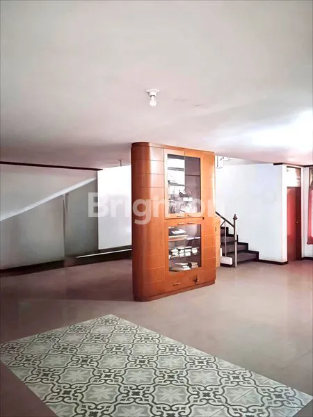 image RUMAH 3 LANTAI LT 300M² DI DUKUH KUPANG (7)