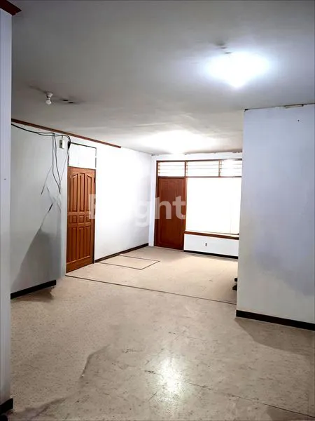 image RUMAH 3 LANTAI LT 300M² DI DUKUH KUPANG (5)