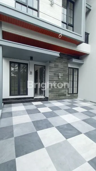image RUMAH BARU HOOK SIAP HUNI MANYAR DEKAT SEKOLAH PETRA ROW JALAN 4 MOBIL (2)