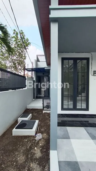 image RUMAH BARU HOOK SIAP HUNI MANYAR DEKAT SEKOLAH PETRA ROW JALAN 4 MOBIL (3)