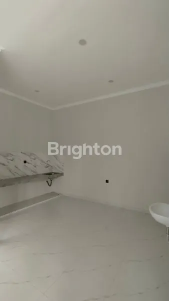 image RUMAH BARU HOOK SIAP HUNI MANYAR DEKAT SEKOLAH PETRA ROW JALAN 4 MOBIL (5)