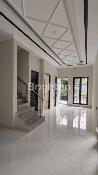 image RUMAH BARU HOOK SIAP HUNI MANYAR DEKAT SEKOLAH PETRA ROW JALAN 4 MOBIL (6)