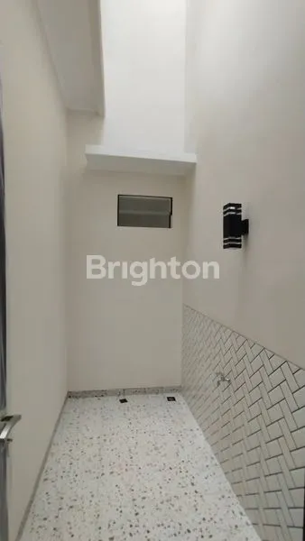 image RUMAH BARU HOOK SIAP HUNI MANYAR DEKAT SEKOLAH PETRA ROW JALAN 4 MOBIL (7)