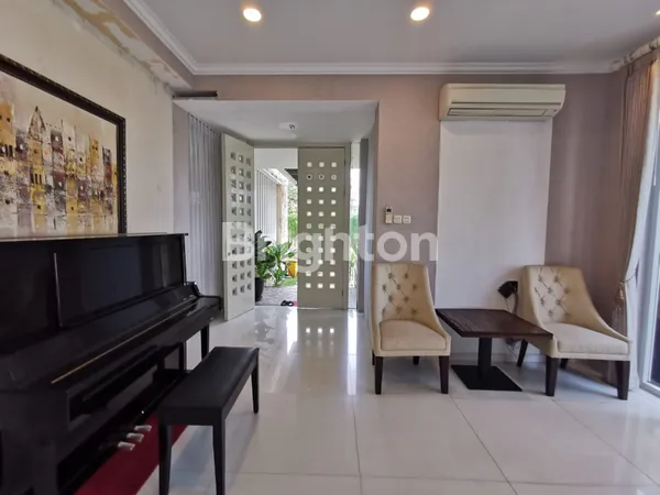 image TAMAN HUNIAN SATELIT (DEKAT SEKOLAH GLORIA, SEKOLAH PETRA MAYJEN, PASAR MODERN, ETC)  FULL FURNISHED LENGKAP DENGAN PIANO, SWIMMING POOL DAN FISH POND (2)