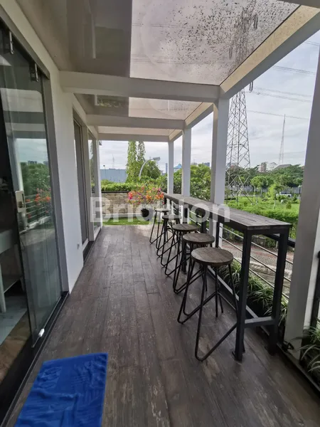 image TAMAN HUNIAN SATELIT (DEKAT SEKOLAH GLORIA, SEKOLAH PETRA MAYJEN, PASAR MODERN, ETC)  FULL FURNISHED LENGKAP DENGAN PIANO, SWIMMING POOL DAN FISH POND (4)