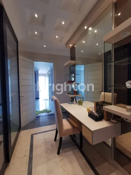 image TAMAN HUNIAN SATELIT (DEKAT SEKOLAH GLORIA, SEKOLAH PETRA MAYJEN, PASAR MODERN, ETC)  FULL FURNISHED LENGKAP DENGAN PIANO, SWIMMING POOL DAN FISH POND (5)