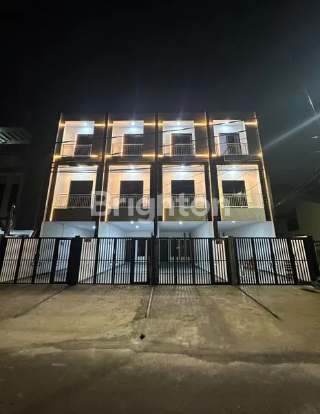 image RUMAH INDENT 3 LANTAI LOKASI STRATEGIS BEBAS BANJIR TANJUNG DUREN JAKARTA BARAT (1)