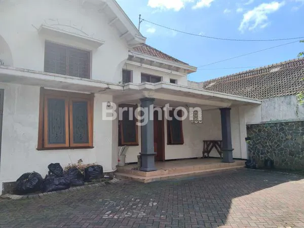 image RUMAH KLASIK KOLONIAL DI TENGAH KOTA (1)