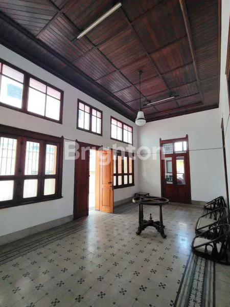 image RUMAH KLASIK KOLONIAL DI TENGAH KOTA (4)