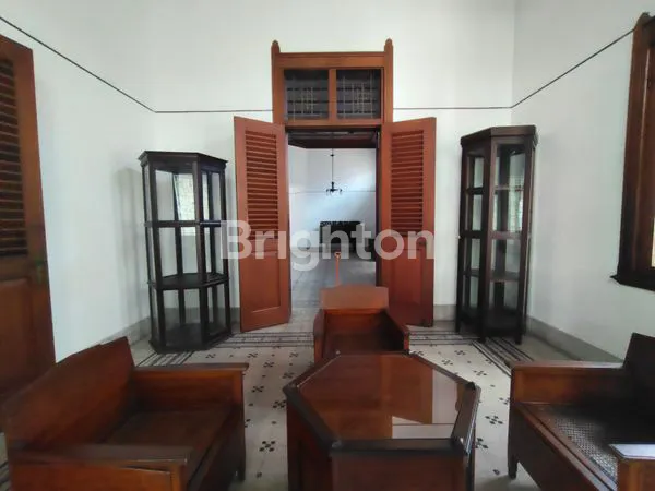 image RUMAH KLASIK KOLONIAL DI TENGAH KOTA (2)