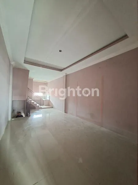 image RUKO CANTIK SERASA RUKO BARU SIAP HUNI DAN SANGAT COCOK BUKA USAHA APA SAJA KARENA BERADA DI PINGGIR JALAN UTAMA SETIABUDI TANJUNG SARI MEDAN (4)