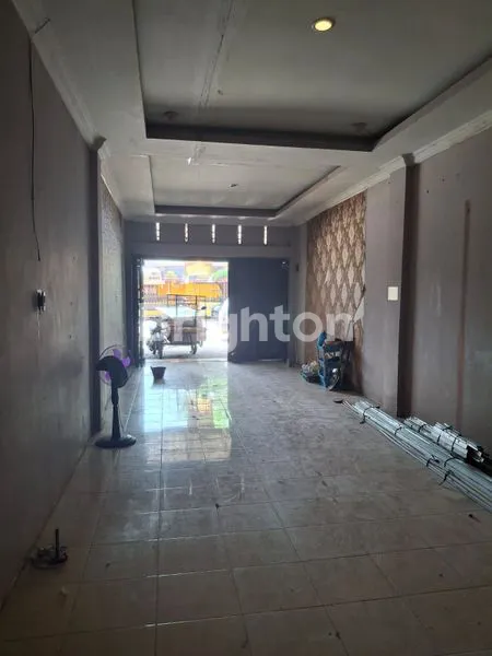 image RUKO CANTIK SERASA RUKO BARU SIAP HUNI DAN SANGAT COCOK BUKA USAHA APA SAJA KARENA BERADA DI PINGGIR JALAN UTAMA SETIABUDI TANJUNG SARI MEDAN (2)