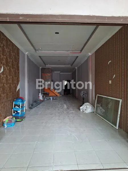 image RUKO CANTIK SERASA RUKO BARU SIAP HUNI DAN SANGAT COCOK BUKA USAHA APA SAJA KARENA BERADA DI PINGGIR JALAN UTAMA SETIABUDI TANJUNG SARI MEDAN (6)