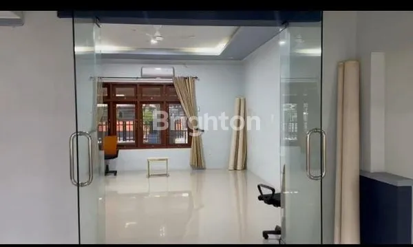 image RUMAH PINGGIR JALAN HALAMAN LUAS (6)