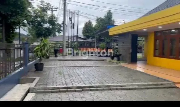 image RUMAH PINGGIR JALAN HALAMAN LUAS (4)