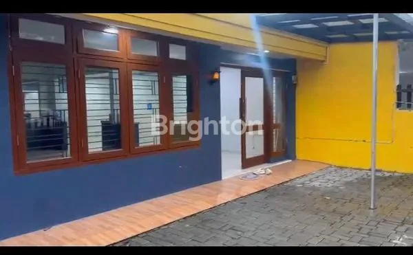 image RUMAH PINGGIR JALAN HALAMAN LUAS (5)