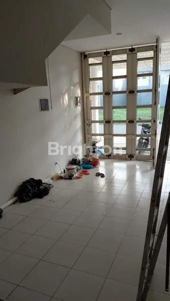 image JUAL SEWA KONTRAK RUMAH 2LANTAI CITRALAND THE GREENLAKE WIYUNG MENGANTI SURABAYA BARAT (6)