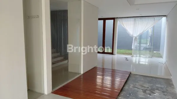 image JUAL SEWA KONTRAK RUMAH 2LANTAI CITRALAND THE GREENLAKE WIYUNG MENGANTI SURABAYA BARAT (3)