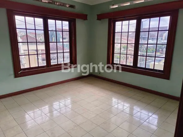 image RUMAH HOOK BESAR DAN MEWAH 4 LANTAI KOTA MALANG (3)
