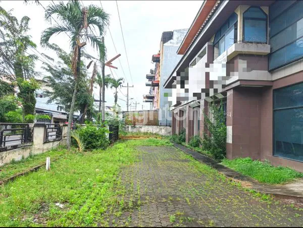 image HARGA DI BAWAH PASARAN PELUANG EMAS BERINVESTASI. DIJUAL TANAH KOMERSIL DENGAN LUAS 1.283 M2 ADA BANGUNAN BEKAS 3 LANTAI (2)