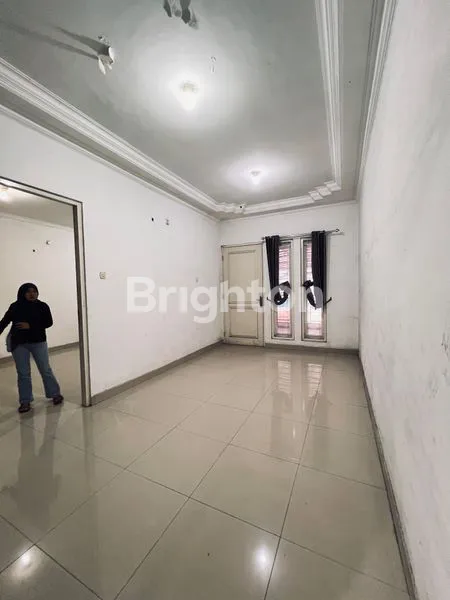 image RUMAH/BANGUNAN KOMERSIAL 2 LANTAI, LEBAR 25, COCOK UNTUK KANTOR DAN GUDANG, STRATEGIS NOL JALAN RAYA TAMAN, GELURAN, SIDOARJO (4)