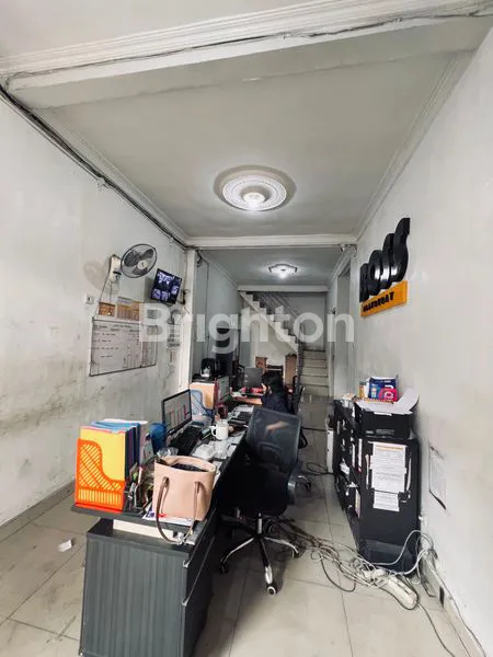 image RUMAH/BANGUNAN KOMERSIAL 2 LANTAI, LEBAR 25, COCOK UNTUK KANTOR DAN GUDANG, STRATEGIS NOL JALAN RAYA TAMAN, GELURAN, SIDOARJO (3)