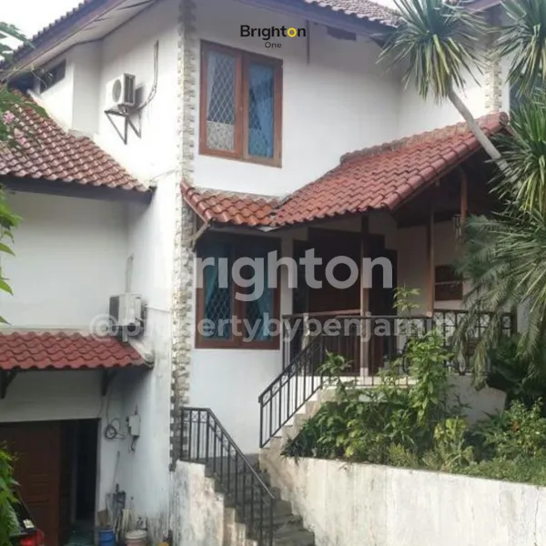 RUMAH MEWAH 3 LANTAI DI YASYI HILLS JAKARTA SELATAN LOKASI STRATEGIS DEKAT DENGAN RAGUNAN ZOO, CIBIS PARK