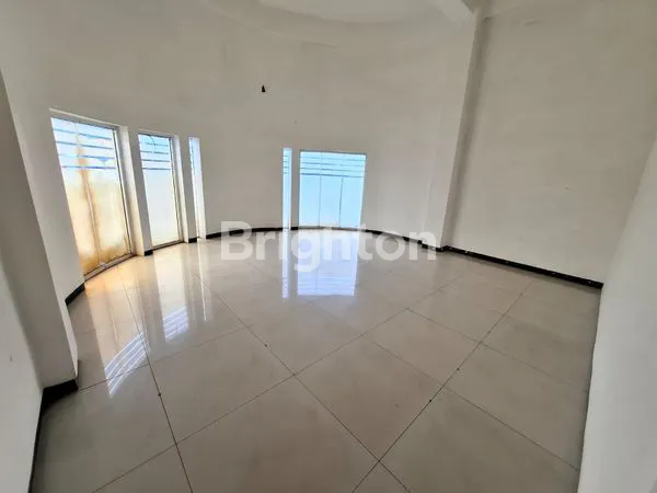 image RUKO AREA JALAN POROS PROVINSI DEKAT FLY OVER SELANGKAH KE TOL SINGOSARI DEKAT TERMINAL ARJOSARI DEKAT ARAYA AREA BLIMBING RUKO 3 LANTAI (6)