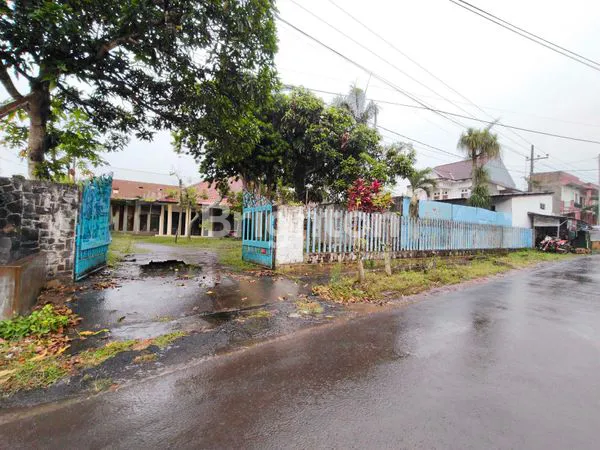 RUMAH BESAR DI GONDANGLEGI