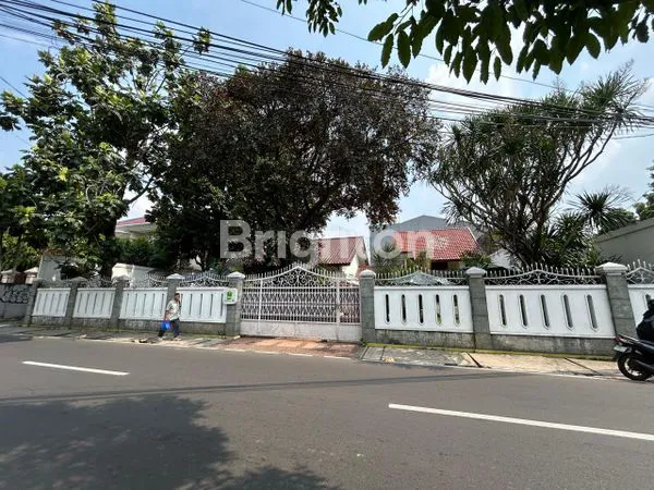 image RUMAH STRATEGIS DAN BESAR SIAP HUNI DI JAKARTA SELATAN (1)