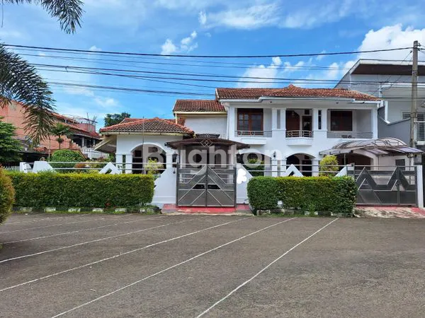 JUAL RUMAH 2 LANTAI, DI HOOK, LUAS, NYAMAN DAN ASRI, DI LOKASI STRATEGIS