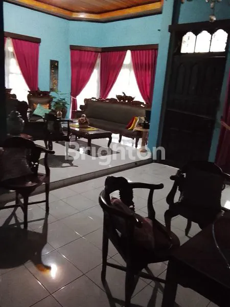 image RUMAH JUMBO DI TENGAH KOTA (4)