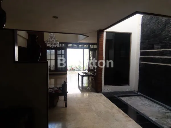 image DIJUAL RUMAH MEWAH TERAWAT LOKASI STRATEGIS (3)