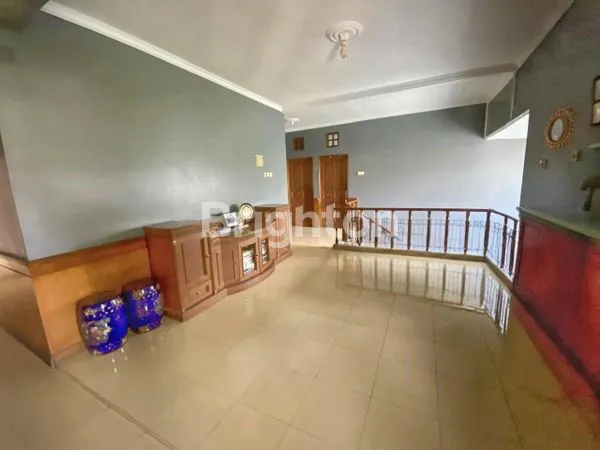 image RUMAH DENGAN AREA PARKIR MOBIL DAN HALAMAN LUAS DI PERUMAHAN BOGOR RAYA PERMAI (8)