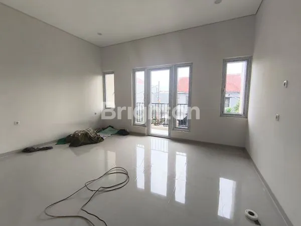 image RUMAH MODERN 2 LANTAI DI MERUYA SELATAN TAHAP FINISHING (5)