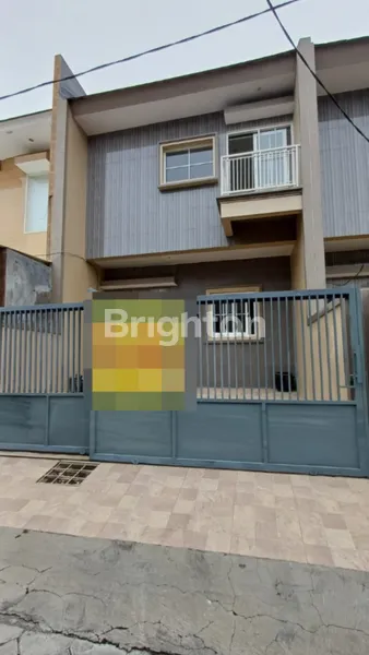 image RUMAH BARU GRESS 2 LANTAI KONSEP OPEN SPACE LOKASI STRATEGIS SEMI FURNISH DI MULYOSARI UTARA (1)