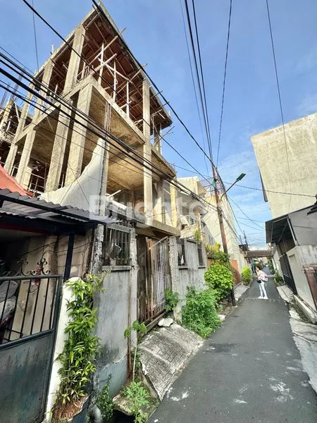 image RUMAH HITUNG TANAH ROW 1 MOBIL DALAM KOMPLEK PERUMAHAN ONE GATE SYSTEM DI TANJUNG DUREN (4)