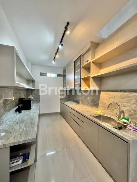 image RUMAH MEWAH 3 LANTAI MINIMALIS INDUSTRI MATERIAL PREMIUM SEMI FURNISHED DI MERUYA SELATAN JAKARTA BARAT (3)