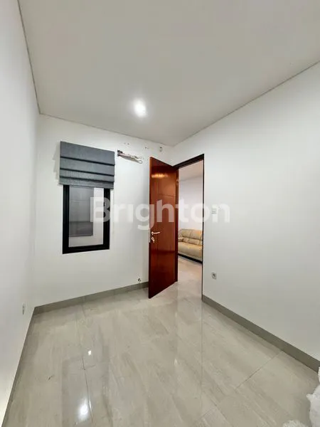 image RUMAH MEWAH 3 LANTAI MINIMALIS INDUSTRI MATERIAL PREMIUM SEMI FURNISHED DI MERUYA SELATAN JAKARTA BARAT (4)