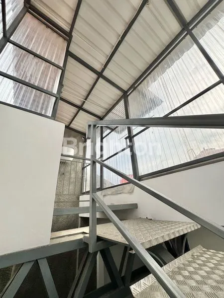 image RUMAH MEWAH 3 LANTAI MINIMALIS INDUSTRI MATERIAL PREMIUM SEMI FURNISHED DI MERUYA SELATAN JAKARTA BARAT (7)